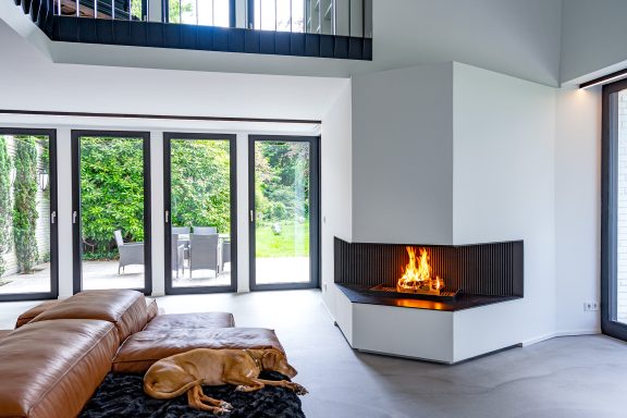 offener Kamin im Wohnzimmer