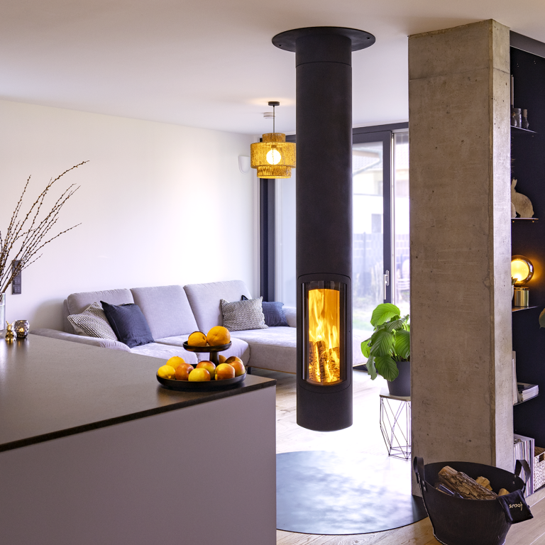 Holzkamin Slimfocus Holzkamin Slimfocus freihängend zwischen Wohnzimmer und Küche