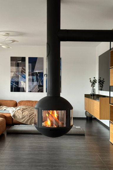 Holzkamin Agorafocus freihängend zwischen Wohn- und Essbereich
